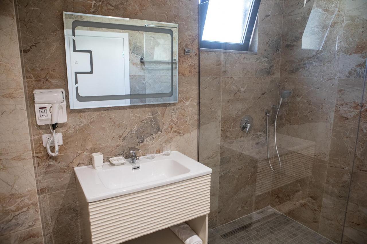Hotel Qeparo Kültér fotó